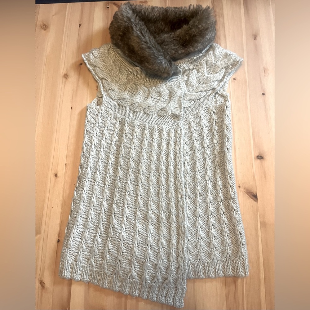Cynthia Rowley. Size XS. Fur collar/sweater short sleeve tunic. Tan and brown.